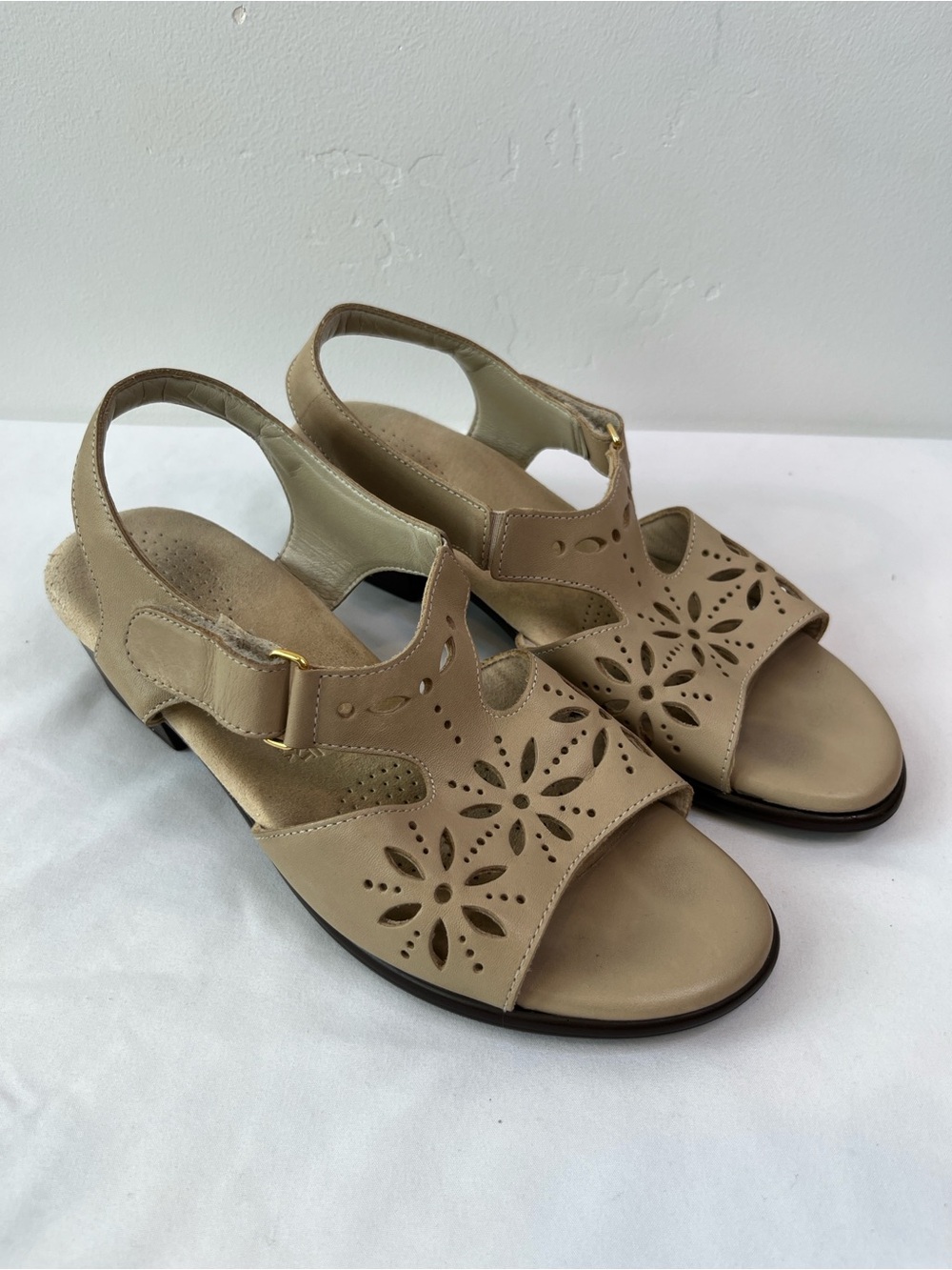 SAS Sunburst Leather Sandals Cream Bone Floral Cutout Womens 7.5 W Made in USA